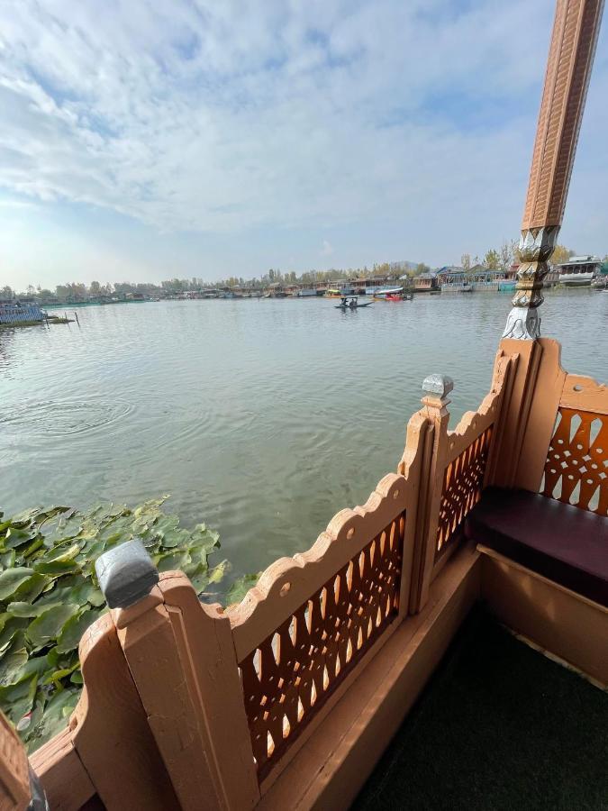 Floating Young Gulshan Houseboat Srīnagar Zewnętrze zdjęcie