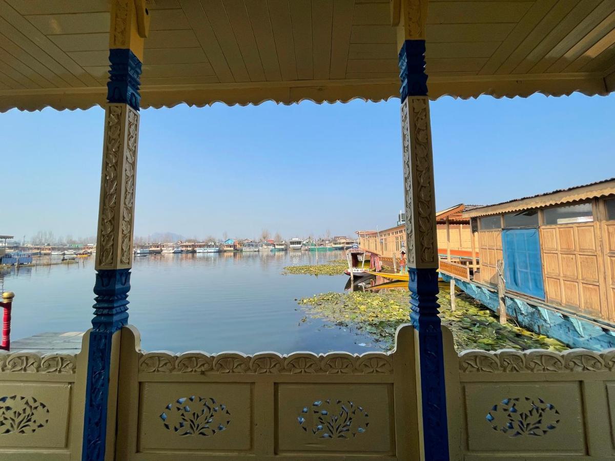 Floating Young Gulshan Houseboat Srīnagar Zewnętrze zdjęcie