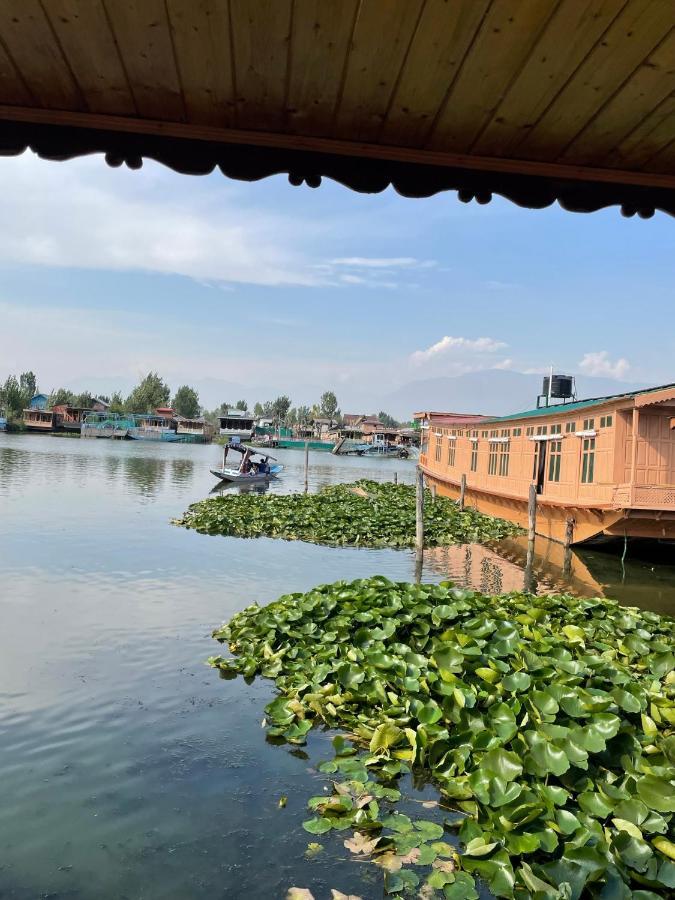 Floating Young Gulshan Houseboat Srīnagar Zewnętrze zdjęcie